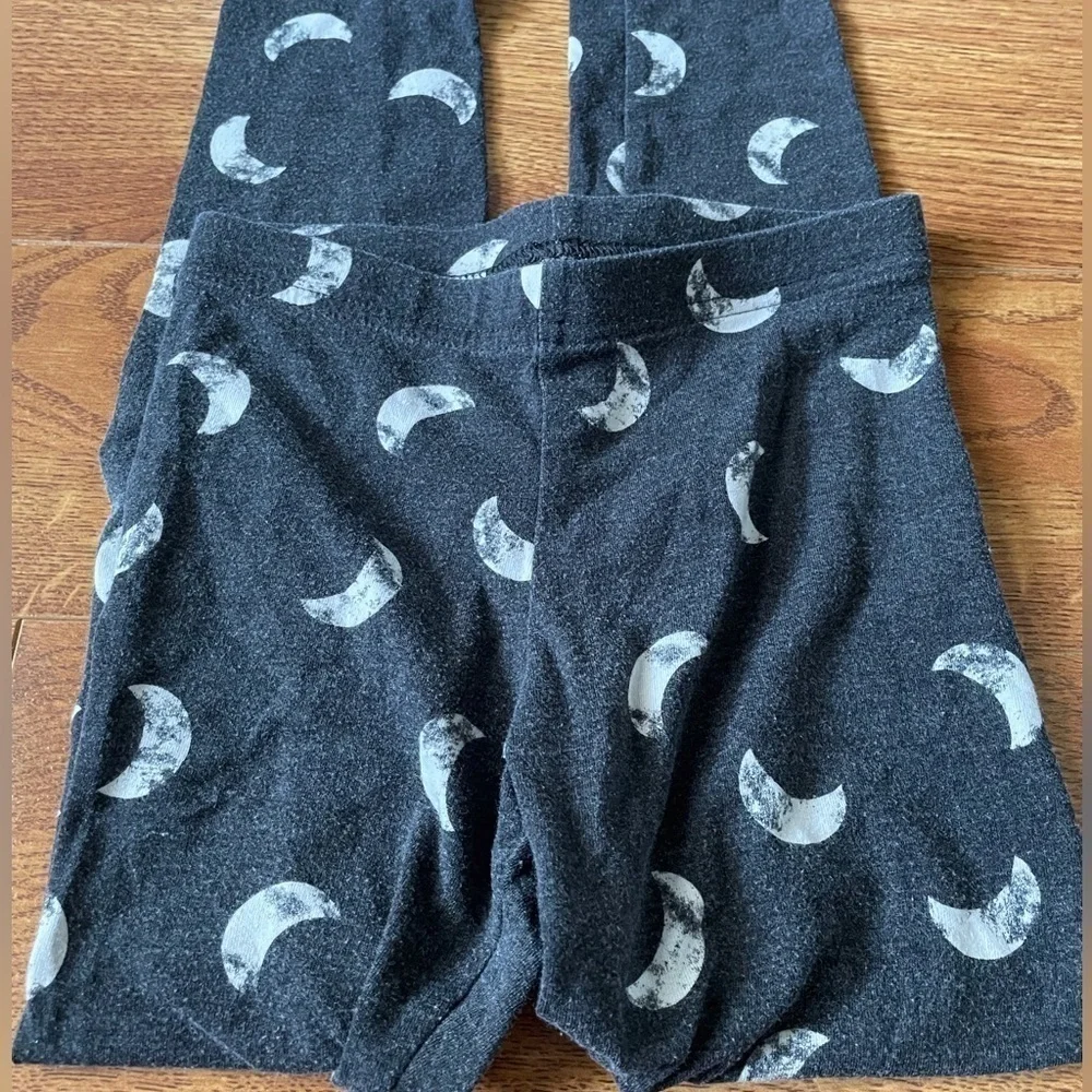 Old Navy Gray moon print leggings in size S (6-7)